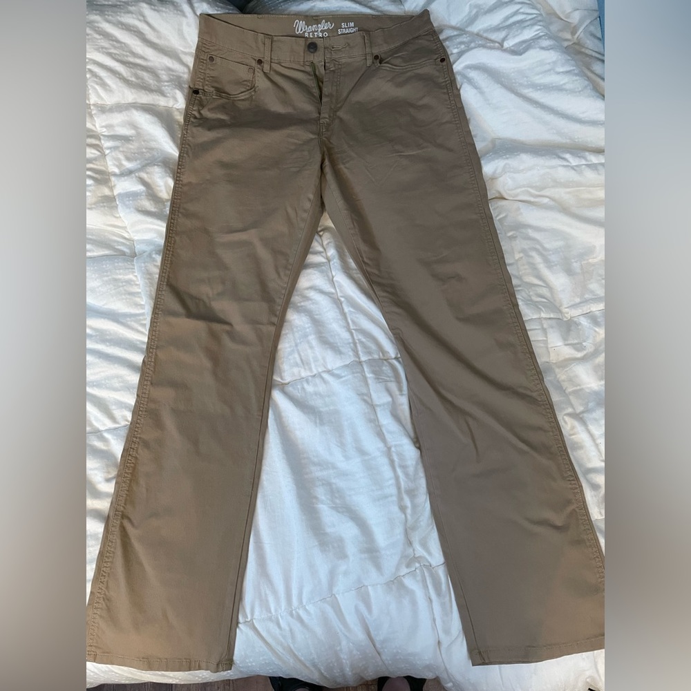 Bootcut Wrangler Retro tan jeans.